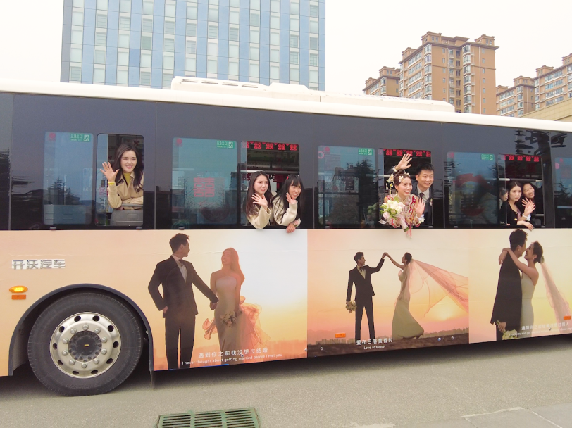 公交车“变妆”婚车？看看是什么让它“浪漫超标”！