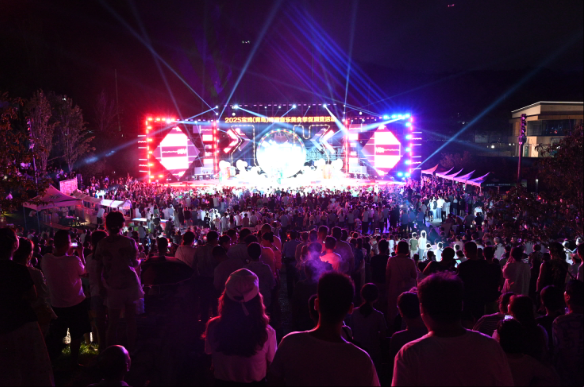 霓虹映酒香 欢歌燃夏夜